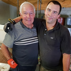 Alain et Alexandre Prat heureux � la fin de vendanges magnifiques