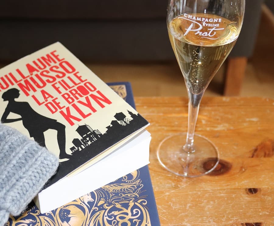 Lecture avec flute de Champagne