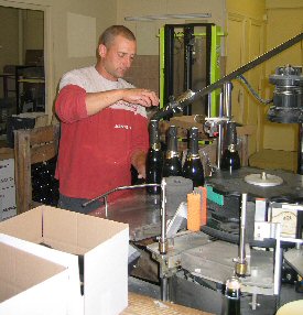 Habillage des bouteilles de champagne