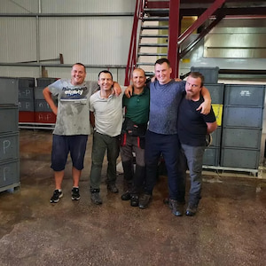 L équipe du pressoir pendant les vendanges au Champagne Prat