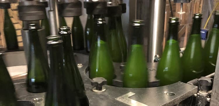 remplissage des bouteilles de champagne dans les caves du producteur