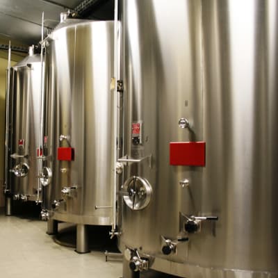 Cuves en inox dans les caves d un producteur de champagne