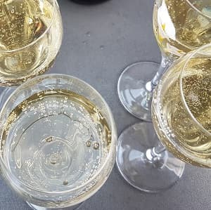 Apéritif au Champagne de producteur