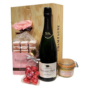 Coffret de champagne gastronomique avec chocolat et foie gras dans emballage bois