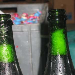 Les bouteilles de champagne sont decapsulées et sous l effet de la pression le dépot est expulsé