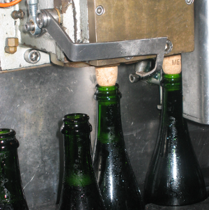 Après ajout de liqueur nous posons le bouchon en liège